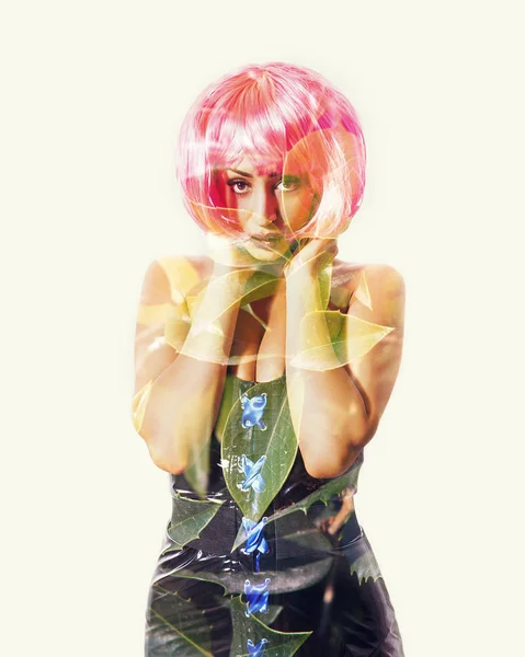 Dupla exposição da menina vestindo peruca rosa e folhas verdes — Fotografia de Stock