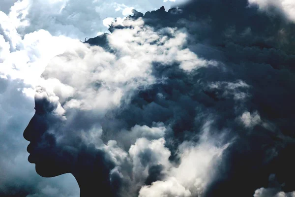 二次曝光的女孩侧面肖像和暴风雨 cloudscape — 图库照片