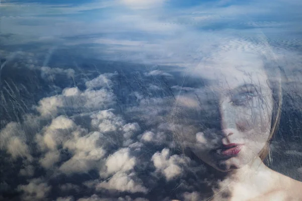 Διπλή έκθεση σε πανέμορφη γυναίκα πορτρέτο και μπλε cloudscape — Φωτογραφία Αρχείου