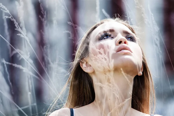 Doppia esposizione di bella ragazza guardando in alto e campo di grano — Foto Stock