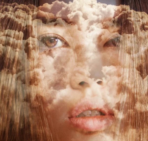 Dupla exposição de linda menina closeup retrato e nuvens — Fotografia de Stock