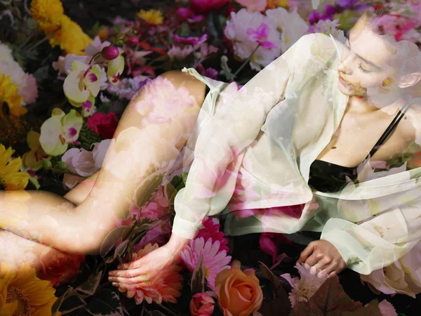 Doppelbelichtung von reizendem Mädchenporträt und bunten Blumen — Stockfoto