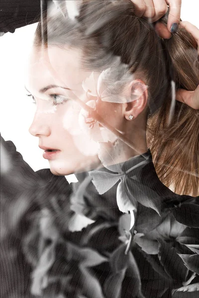 Doppelbelichtung einer hübschen Frau, die zur Seite schaut und monochrome Blätter — Stockfoto