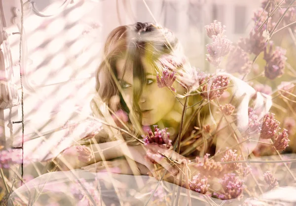 Dubbel exponering av vacker kvinna morgon porträtt och rosa blommor — Stockfoto
