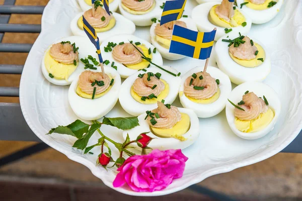 Gekochte Eier mit Thunfischpastete für den schwedischen Hochsommertag — Stockfoto