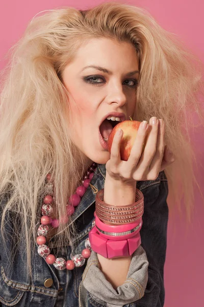 Barbie pop meisje portret appel bijten en camera te kijken — Stockfoto