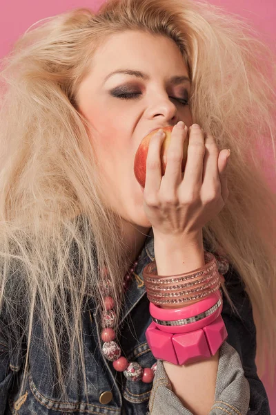 Barbie pop girl portrait biting apple — Stock Photo, Image