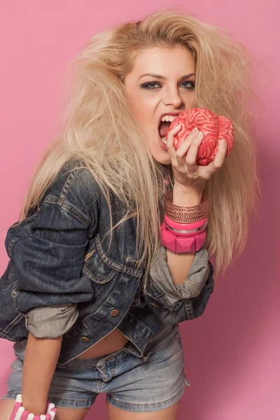 Barbie pop menina retrato segurando e comendo brinquedo cérebro — Fotografia de Stock