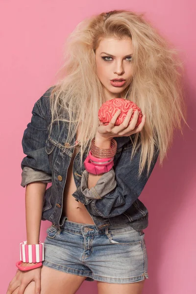 Oyuncak beyin tutarak ve poz Barbie pop kız portre — Stok fotoğraf