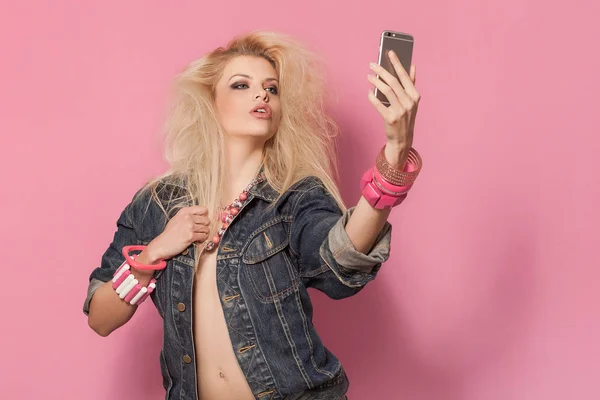 Barbie pop girl portrait taking selfie with smartphone — Stock Photo, Image