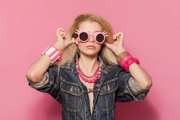Barbie pop menina retrato vestindo jaqueta jeans e óculos de sol estranhos — Fotografia de Stock