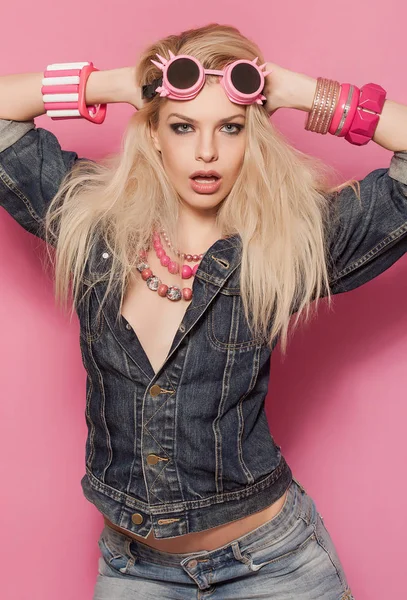 Портрет поп-девушки Барби в джинсовой куртке и розовых аксессуарах — стоковое фото