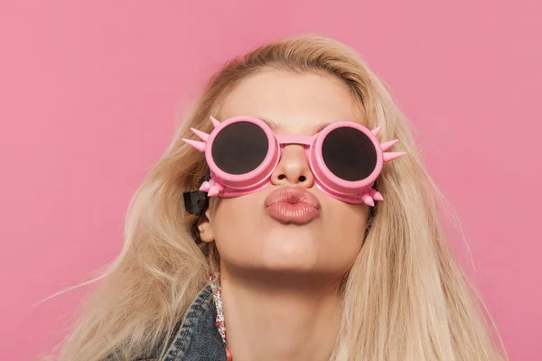 Barbie-Pop-Mädchen-Porträt trägt seltsame Sonnenbrille und küsst — Stockfoto