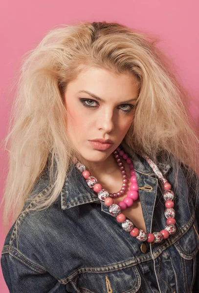 Barbie pop tjej stående bär jeans jacka och rosa halsband — Stockfoto