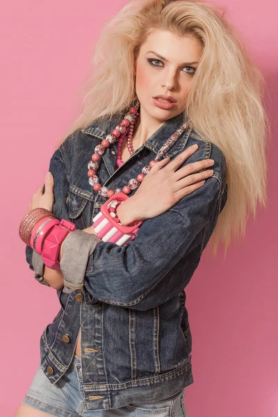 Барби поп девушка в джинсовой куртке и много аксессуаров — стоковое фото