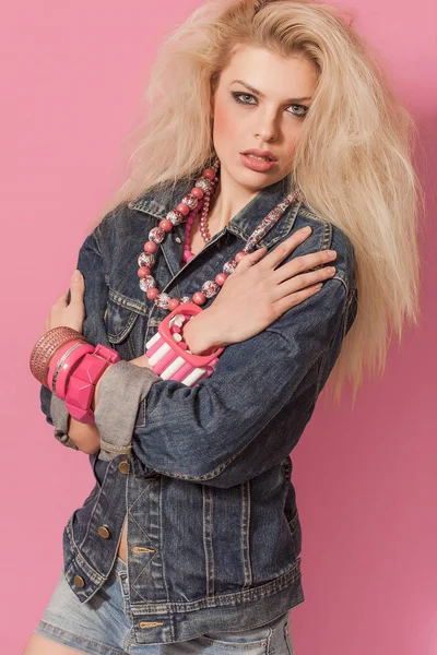 Barbie pop meisje dragen jeans jasje en veel accessoires — Stockfoto