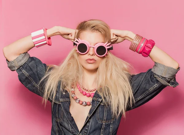 Barbie πορτρέτο pop κορίτσι φορώντας γυαλιά ηλίου περίεργο και θέτοντας — Φωτογραφία Αρχείου