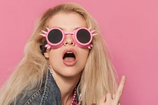 Barbie-Pop-Girl trägt seltsame Sonnenbrille und macht Mittelfinger — Stockfoto