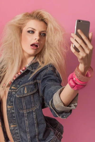 Blond Barbie dívčí portrét s selfie s smartphone — Stock fotografie