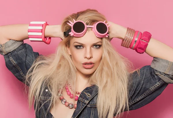 Sarışın Barbie pop kız portre Kot ceket ve aksesuarlar — Stok fotoğraf