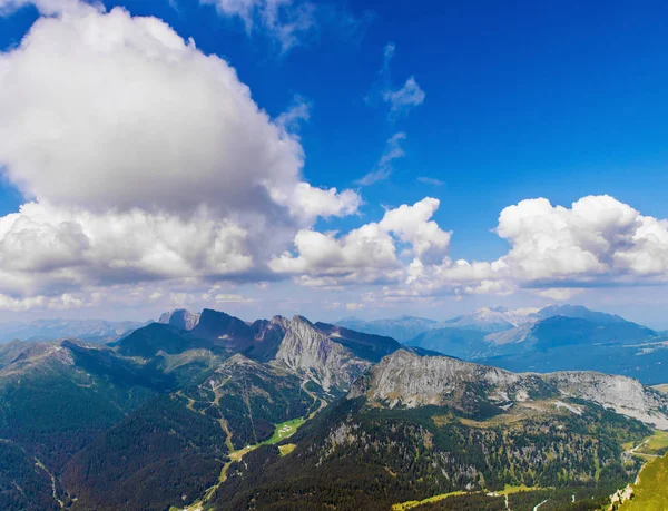 Magnífico paisaje montañoso y nuboso en Trentino Alto Adige, Italia —  Fotos de Stock