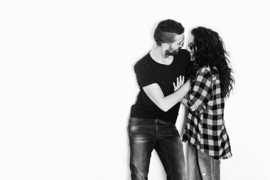 Muhteşem çift portre gülüyor ve birlikte gülümseyen siyah ve beyaz