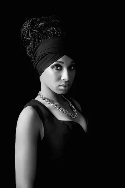 Portret van de prachtige Afrikaanse model dragen van de jurk en halsketting zwart-wit — Stockfoto