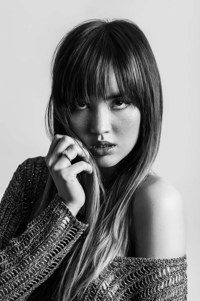 Beau portrait de fille avec des taches de rousseur portant un pull noir et blanc — Photo