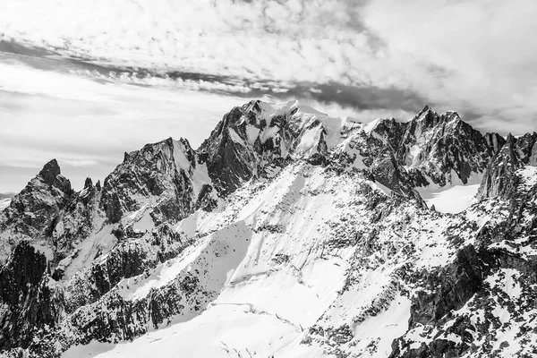 Prachtige besneeuwde bergen in Noord Italië zwart-wit — Stockfoto