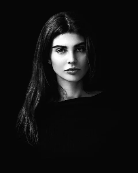 Prachtige vrouw portret dragen van lippenstift op ebony achtergrond zwart-wit — Stockfoto