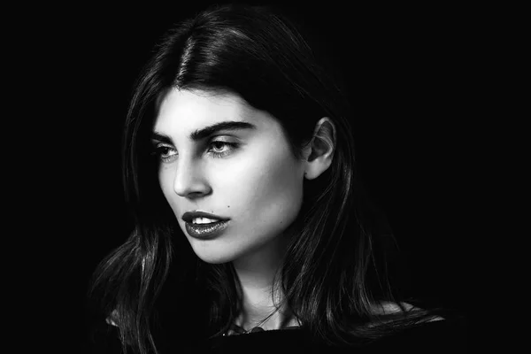 Retrato de mujer con ojos preciosos mirando a un lado blanco y negro —  Fotos de Stock