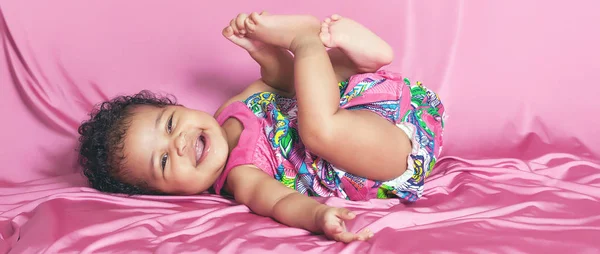 Aranyos baba lány portré nevetve, miközben fekve letterbox — Stock Fotó