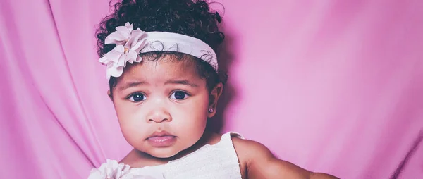 Aranyos baba lány portré viselt ruha letterbox — Stock Fotó