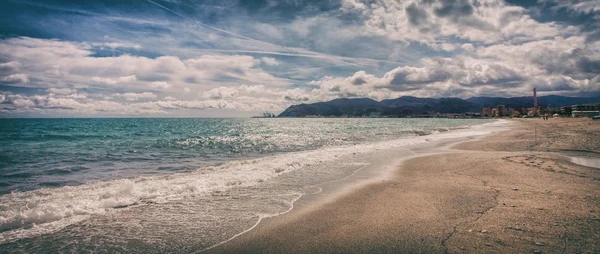 Paesaggio marino italiano con splendida cassetta delle lettere cloudscape — Foto Stock