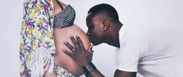 レター ボックスのガール フレンドの妊娠中の腹にキス男の肖像画 — ストック写真