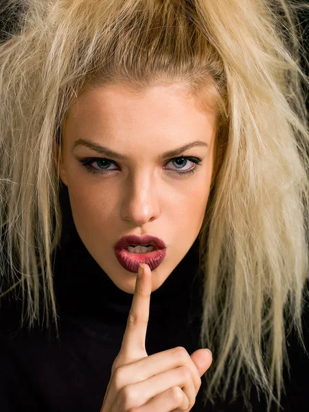 Menina loira bonita closeup retrato com o dedo nos lábios — Fotografia de Stock