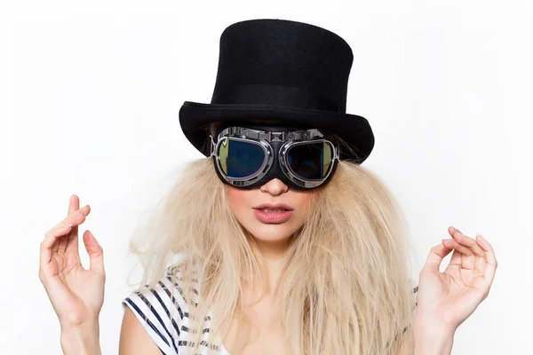Blond meisje portret dragen vreemde zonnebrillen en zwarte hoed — Stockfoto