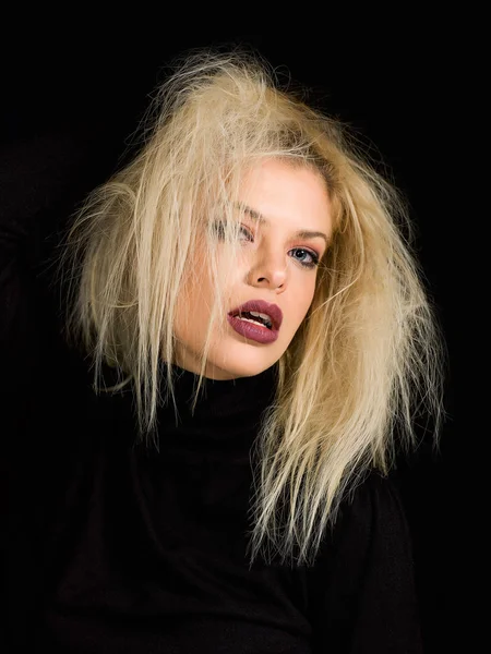 Hermoso retrato de chica con cabello rubio desordenado sobre fondo negro —  Fotos de Stock