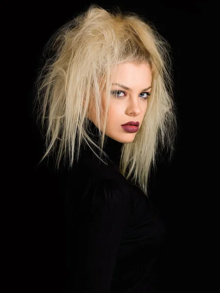 Ursnygg flicka stående med blond stökigt hår på svart bakgrund — Stockfoto