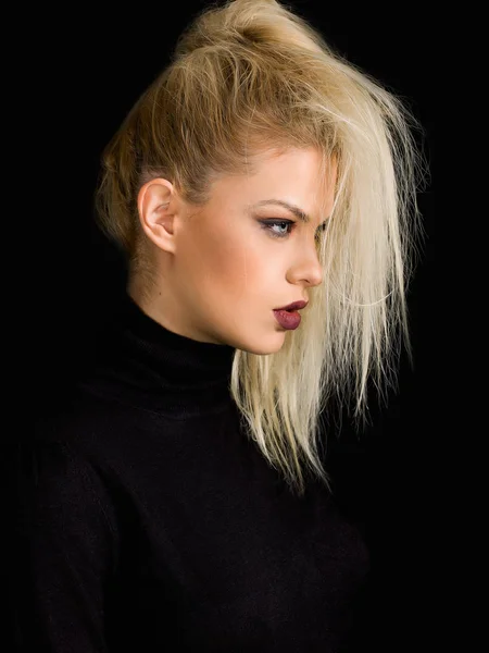 Blond söt tjej profil porträtt på svart bakgrund — Stockfoto