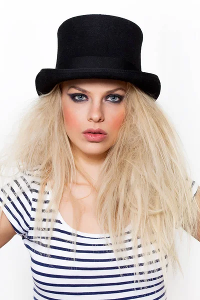 Bonito retrato de chica rubia con sombrero negro y camiseta a rayas —  Fotos de Stock