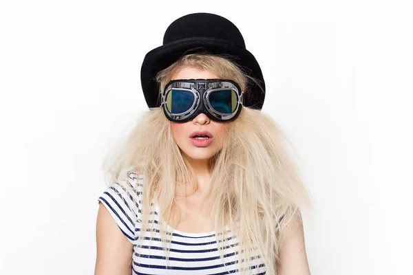 Hübsches blondes Mädchenporträt mit seltsamer Sonnenbrille und schwarzem Hut — Stockfoto