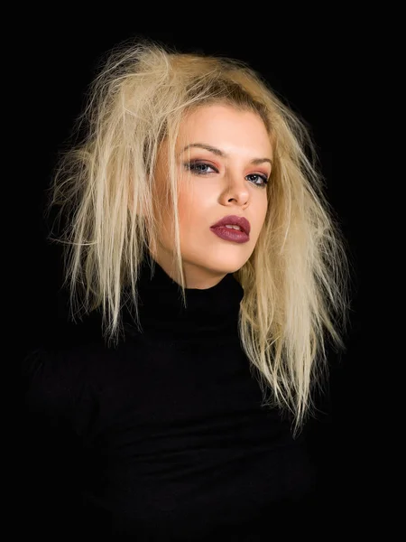 Hübsches Mädchenporträt mit blonden unordentlichen Haaren auf schwarzem Hintergrund — Stockfoto
