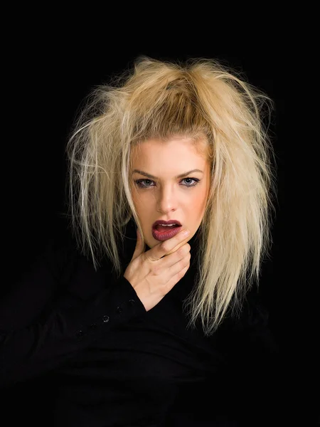 Doordachte blond meisje portret met rommelig haren op zwarte achtergrond — Stockfoto