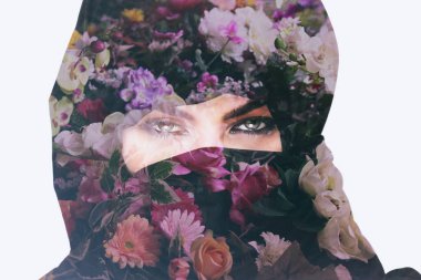 Burqa ve rengârenk çiçekler giyen kız çift pozlama