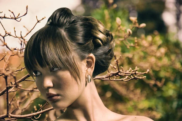 Belle mariée avec magnifique coiffure regardant de côté et branches d'automne — Photo