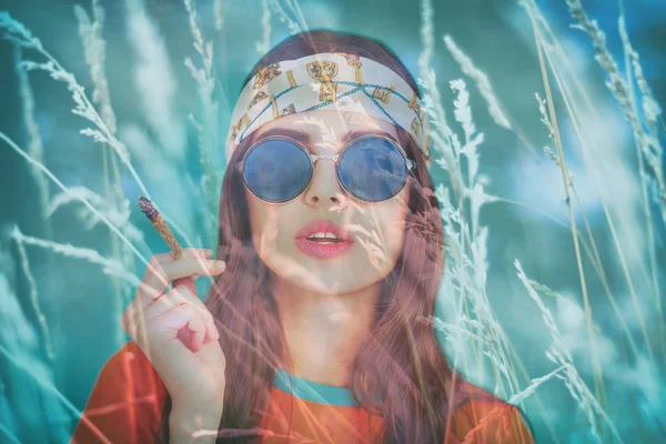 Doble exposición de hermosa chica hippy fumar hierba y campo — Foto de Stock
