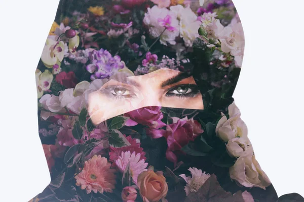 Dubbele blootstelling van het dragen van de boerka en kleurrijke bloemen meisje — Stockfoto