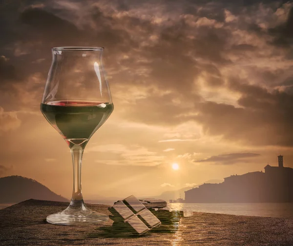 Doppia esposizione di bicchiere di vino con cioccolato e tramonto cloudscape — Foto Stock