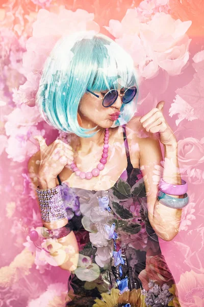 Doppelbelichtung von Pop-Girl mit Daumen hoch und Blumen — Stockfoto